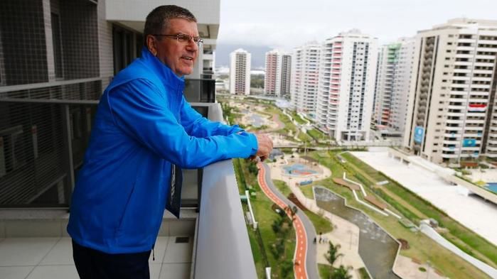 homas Bach, presidente do COI, observa Vila Olímpica da varanda do seu quarto (Crédito: AFP)