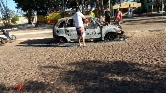 Carro pegou fogo na praça (Crédito: 45 graus)