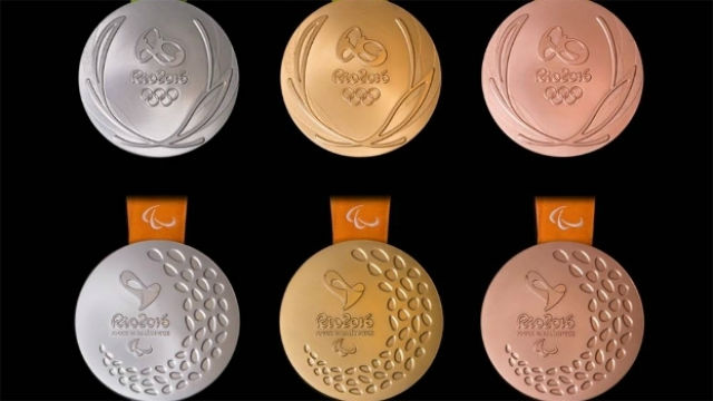 As medalhas olímpicas (acima) e paralímpicas (abaixo) de prata, ouro e bronze (da esq. para a dir.) (Crédito: Rio 2016)
