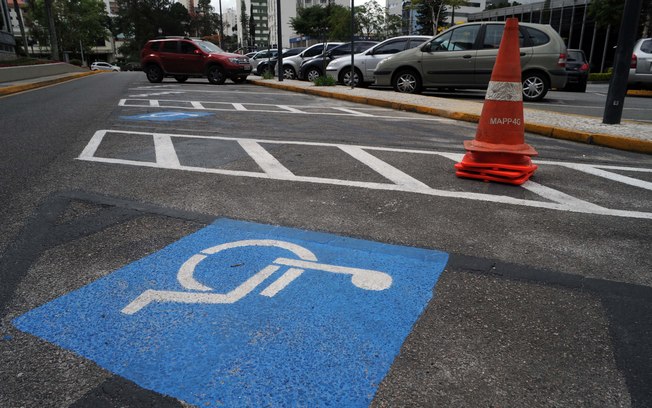 Quem usa cadeira de rodas elogia a mudança Fonte: iG Vigilante - iG @ http://ultimosegundo.ig.com.br/igvigilante/transito/2016-07-26/multa-vagas-pessoas-com-deficiencia.html