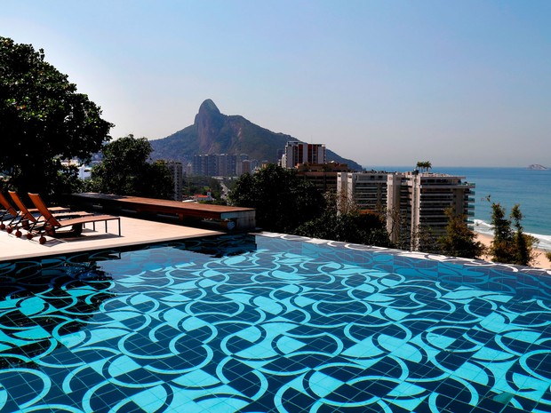 Mansão em São Conrado foi alugada para grupo de milionários árabes. Em 2013, o cantor Justin Bieber se hospedou lá também. São 900 m2 com vista para a Praia do Pepino e com piscina de borda infinita. A diária é de R$150 mil (Crédito: Divulgação)