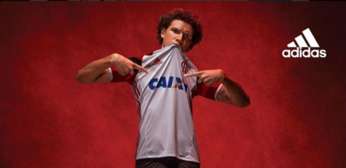 O volante Willian Arão posa com a nova camisa reserva do Flamengo (Crédito: Reprodução)