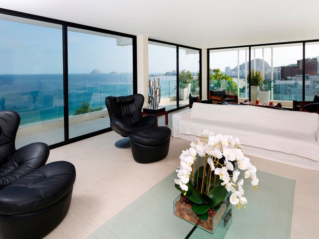 Cobertura linear em Copacabana de 900 m² conta com quatro suítes, vista da orla e jardim especial. A diária é confidencial (Crédito: Divulgação)