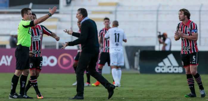 Bauza reclama e é expulso pelo árbitro no Moisés Lucarelli (Crédito: AGIF)