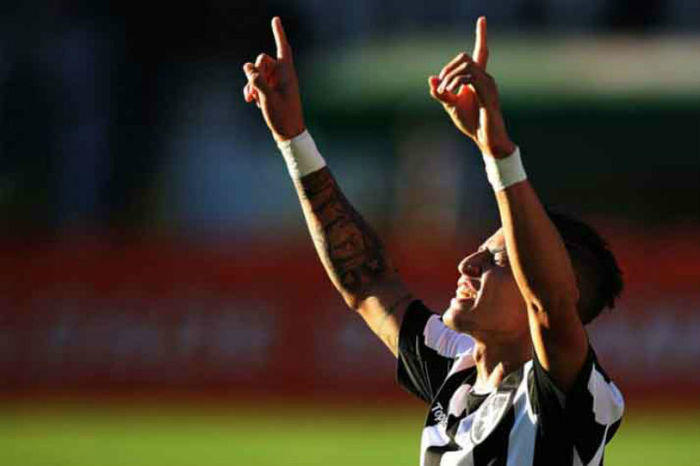 Neilton comemora um dos gols do jogo (Crédito: SSPress)