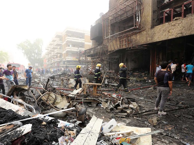 Edifício danificado no local de um atentado suicida reivindicado pelo grupo Estado Islâmico (Crédito: AFP)
