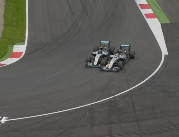 Momento em que Mercedes se tocaram (Crédito: F1 Oficial)