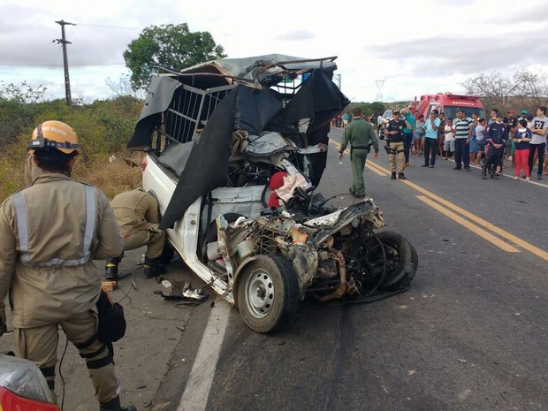 Duas pessoas morreram no acidente (Crédito: TV Verdes Mares)