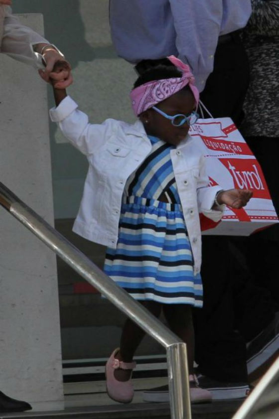 Titi, filha de Giovanna Ewbank e Bruno Gagliasso, passeia em São Paulo (Crédito: O Globo)