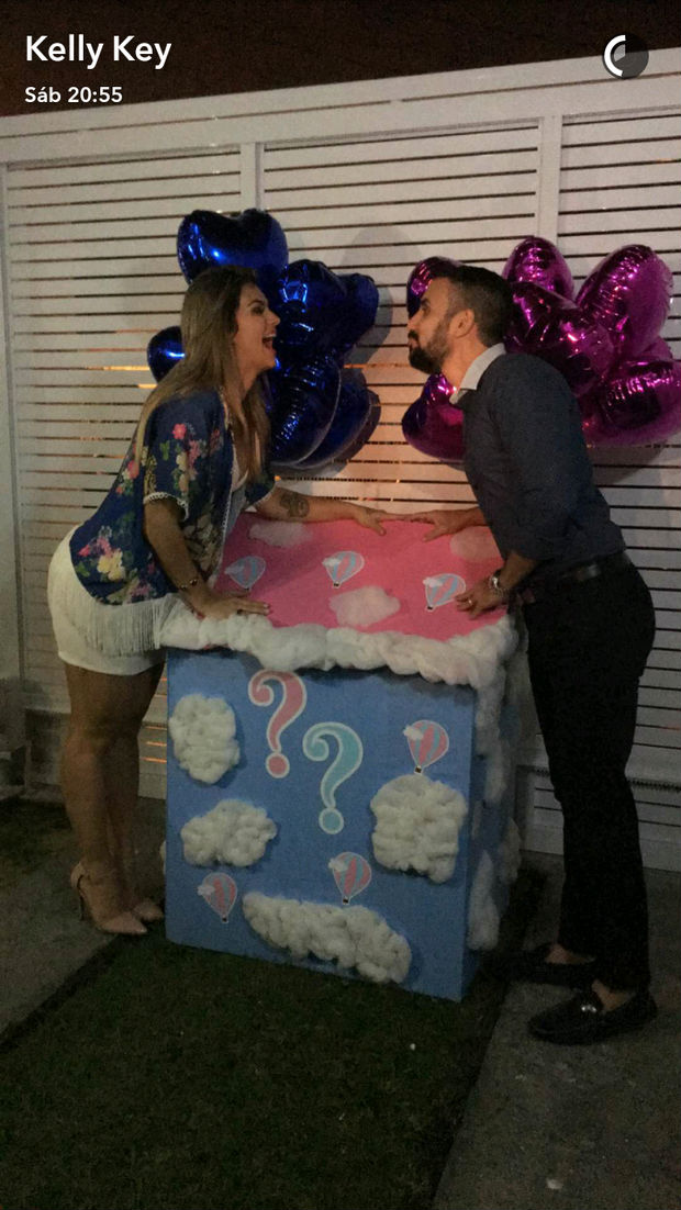 Kelly Key ganha beijo do marido durante 'Chá de revelação' (Crédito: reprodução)
