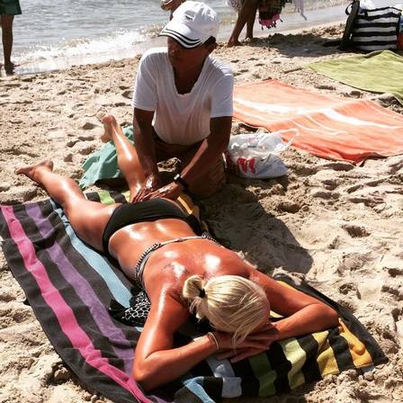 Suecas ‘esquecem’ o protetor solar e exibem bronzeado na internet (Crédito: Reprodução)