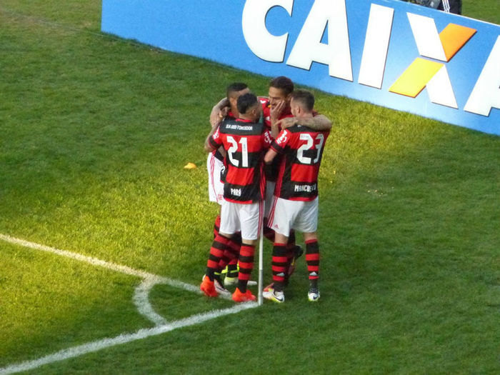 Jogadores do Flamengo comemoram o primeiro gol da partida (Crédito: Reprodução)