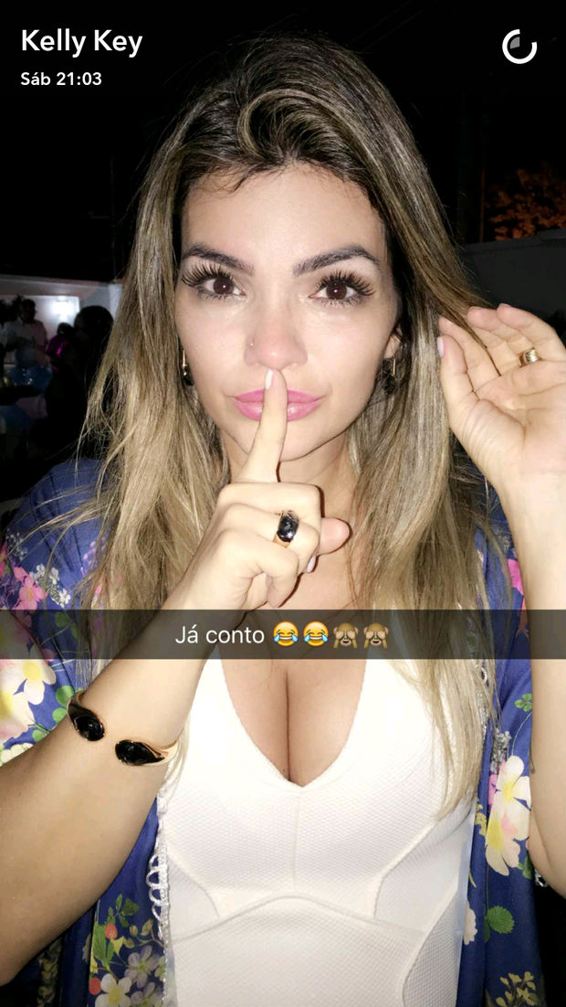 Kelly Key ganha beijo do marido durante 'Chá de revelação' (Crédito: reprodução)