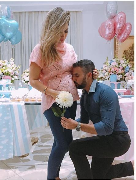 Kelly Key ganha beijo do marido durante 'Chá de revelação' (Crédito: reprodução)
