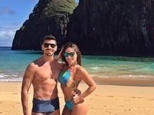 Anamara mostra o corpão e posa com o namorado em ilha paradisíaca
