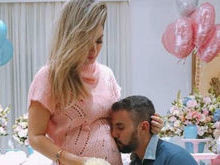 Kelly Key ganha beijo do marido durante 'Chá de revelação'
