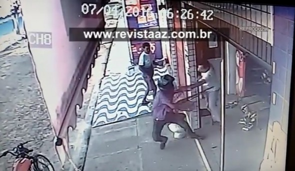 Cliente entra em luta corporal com bandido (Crédito: Reprodução)