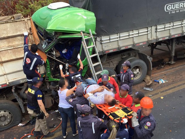 Após ficar prensado na cabine, o homem foi retirado pelos bombeiros