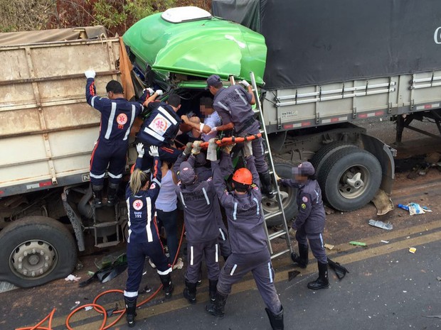 Homem ficou preso na cabine da carreta após colisão