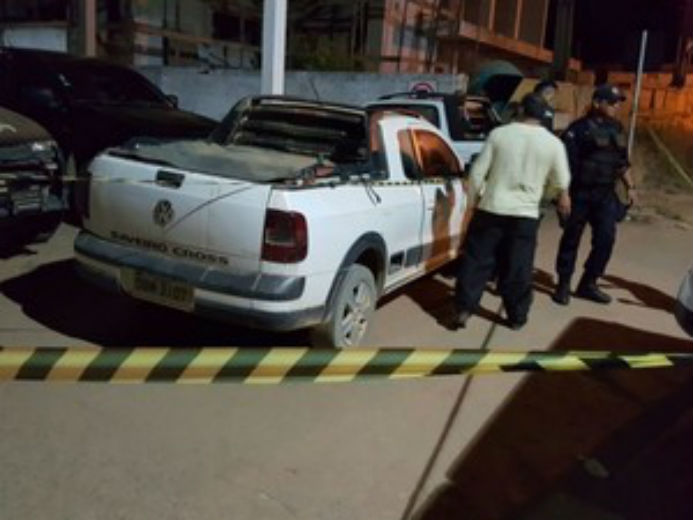 Corpo foi levado até a Delegacia da Polícia Civil pela mulher do suspeito de ter assassinado estuprador (Crédito: Thainá Mariani/Rondônia Vip)