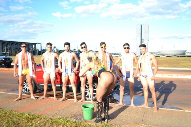 MC Bandida e candidatos ao Mister DF (Crédito: Divulgação)