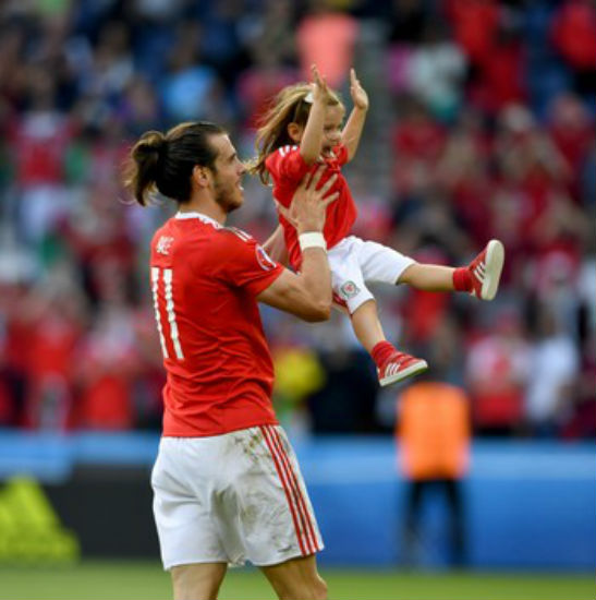 Gareth Bale com a filha Aba Violet após vitória do País de Gales sobre a Irlanda do Norte (Crédito: Getty )