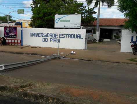 Poste caído em frente à Uespi de Picos