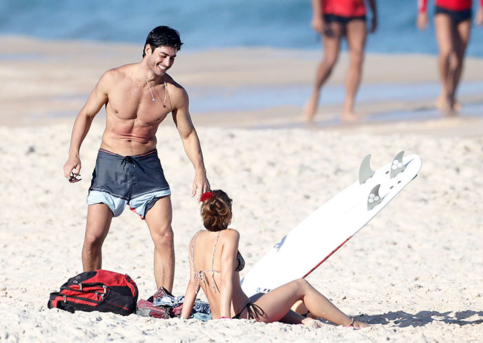 Ísis e André Resende na praia (Crédito: O Fuxico)
