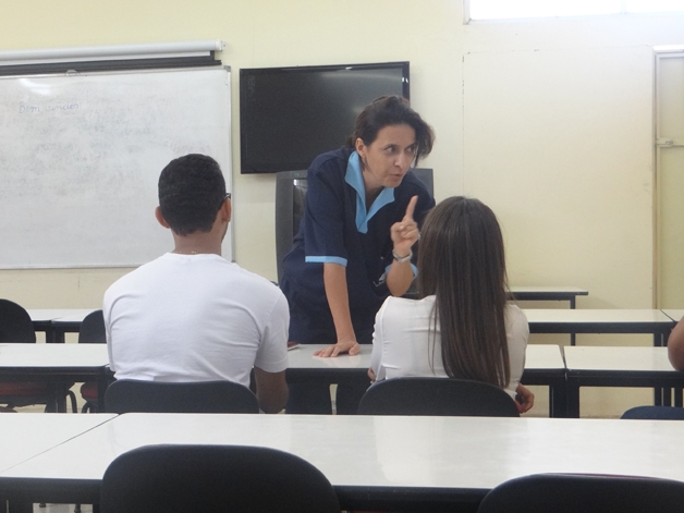Professora se disfarça de faxineira (Crédito: Reprodução)