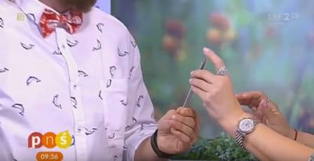 Apresentadora teve mão perfurada (Crédito: Divulgação)