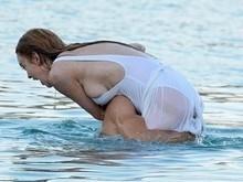 Lindsay Lohan curte praia com o noivo e acaba mostrando demais