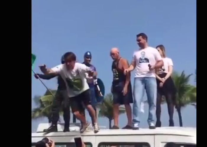 Bolsonaro cai durante comício (Crédito: Reprodução)
