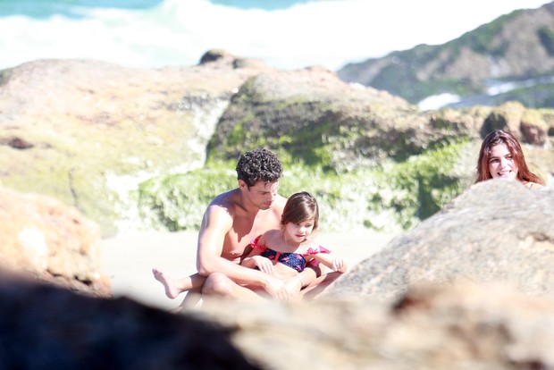 Cauã curte praia com namorada e filha (Crédito: Agnews)