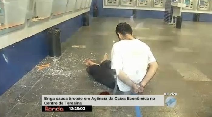 Acusado ficou algemado no chão (Crédito: Reprodução/TV Meio Norte)