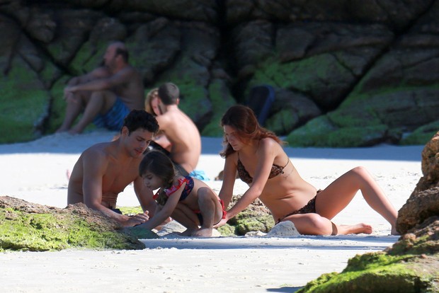 Cauã curte praia com namorada e filha (Crédito: Agnews)