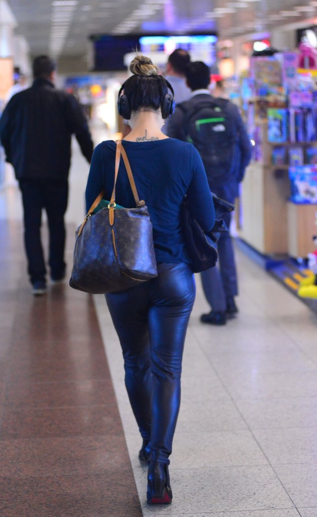 Cleo Pires esbanja bolsa cara