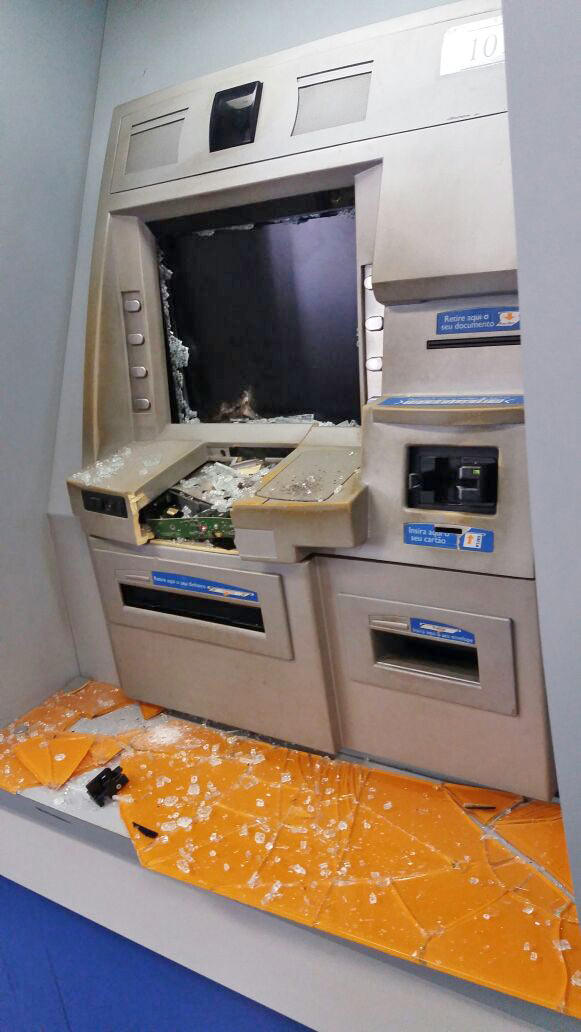 Caixa destruído (Crédito: Reprodução)