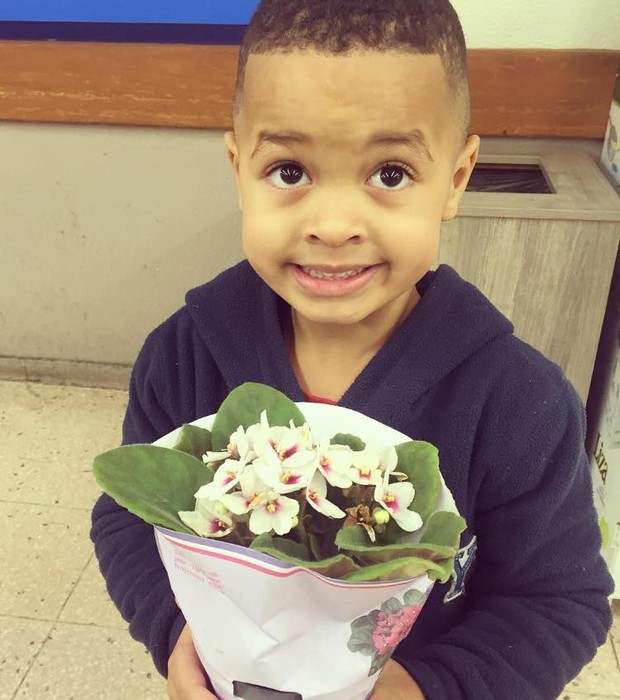 O pequeno Diogo, de 4 anos, levou flores para a coleguinha e pediu desculpas (Crédito: Reprodução)