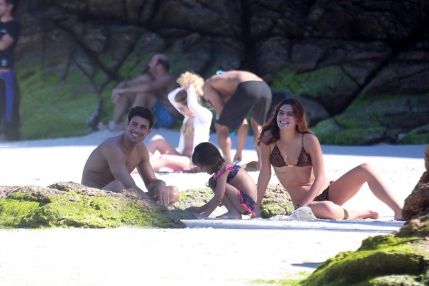 Cauã curte praia com namorada e filha (Crédito: Agnews)