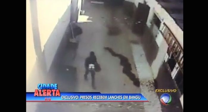 Presos recebendo lanche (Crédito: Reprodução)