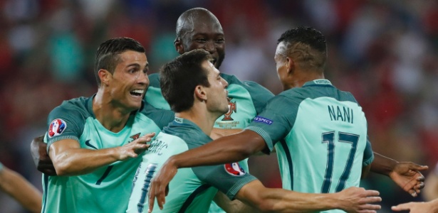CR7 comemora gol com companheiros