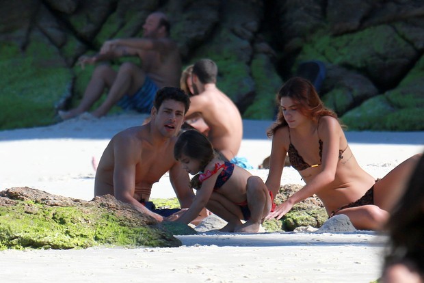 Cauã curte praia com namorada e filha (Crédito: Agnews)