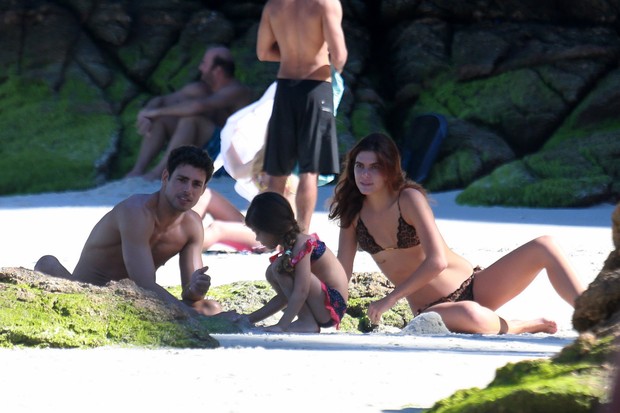 Cauã curte praia com namorada e filha (Crédito: Agnews)