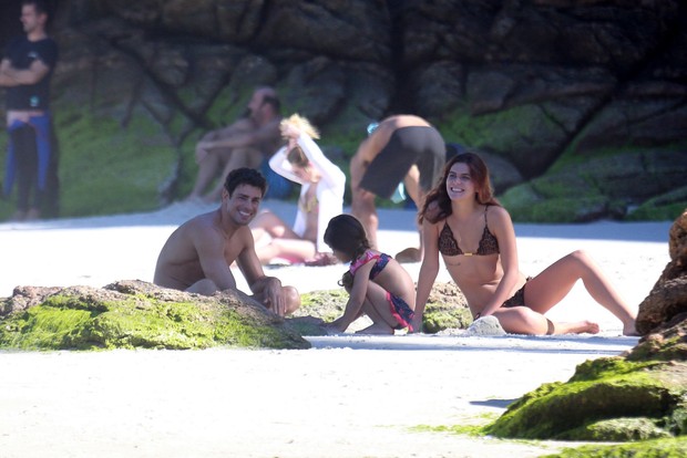 Cauã curte praia com namorada e filha (Crédito: Agnews)