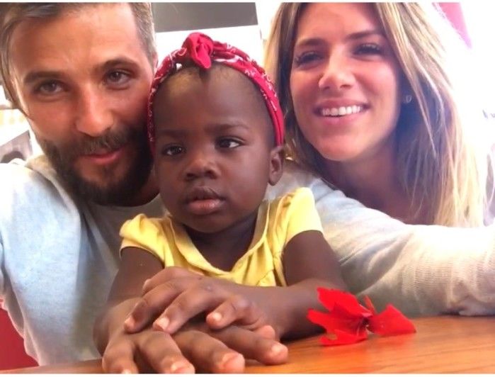 Bruno Gagliasso e Giovanna Ewbank com a filha adotada da África