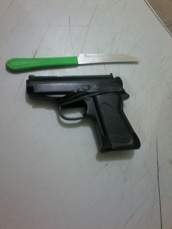 Armas apreendidas, uma sendo simulacro