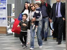 Wanessa Camargo embarca com os dois filhos em aeroporto de SP