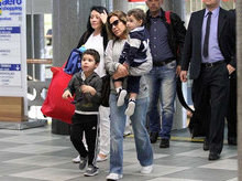 Wanessa Camargo embarca com os dois filhos em aeroporto de SP