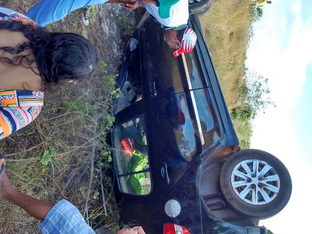 Carro fica destruído após capotamento na PI 366 (Crédito: Reprodução)