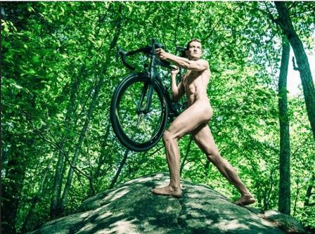 McGregor e atleta transgênero fazem ensaio nu para revista dos EUA (Crédito: Reprodução)